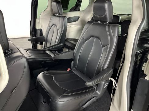 Used 2023 Chrysler Pacifica Touring-L FWD image 43