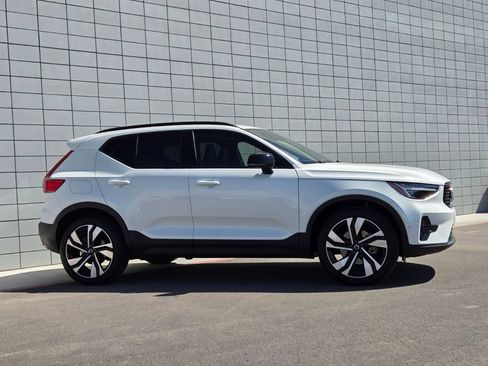 Certified 2025 Volvo XC40 B5 Ultra w/ Climate Package AWD/4WD image 7