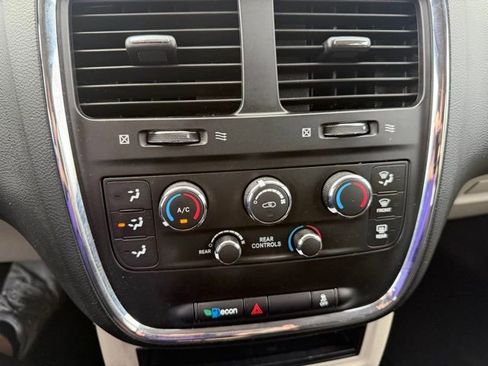 Used 2018 Dodge Grand Caravan SE w/ UConnect Hands-Free Group image 15