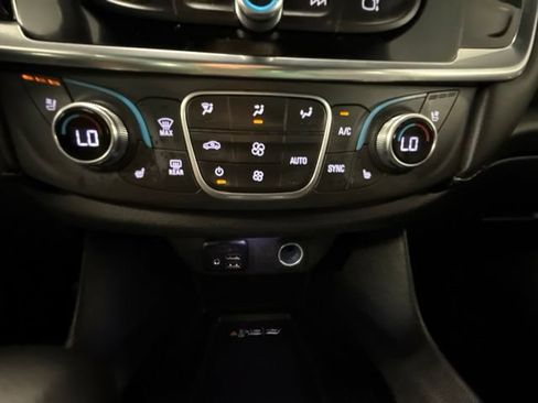 Used 2023 Chevrolet Traverse Premier FWD image 26