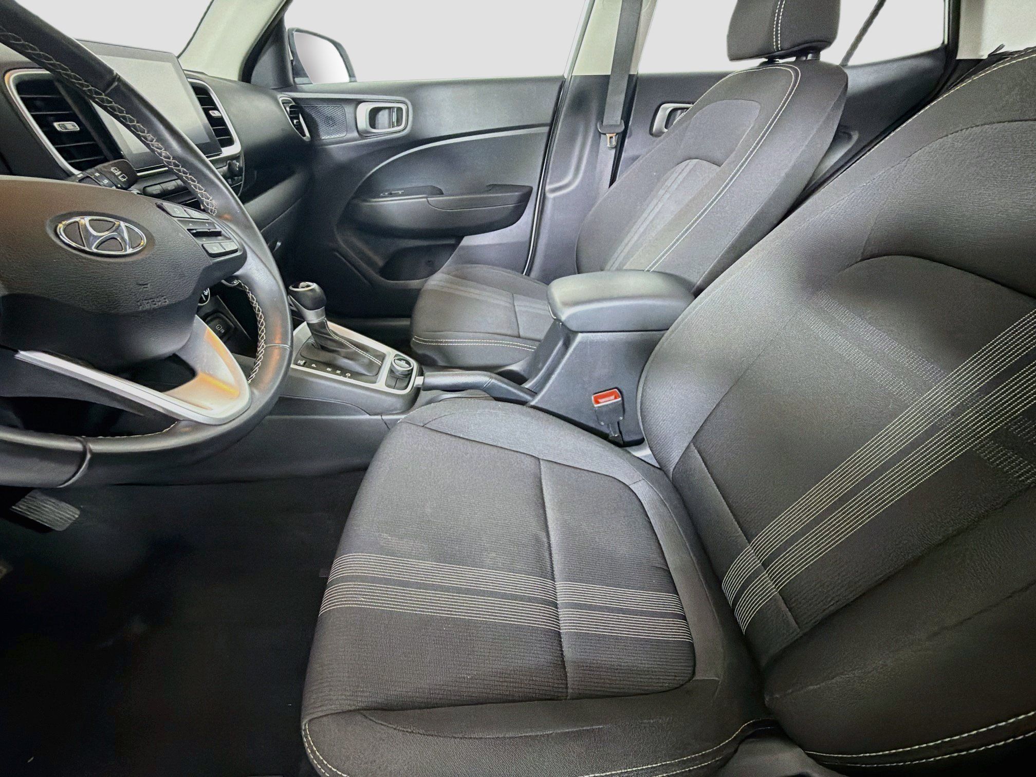 Used 2025 Hyundai Venue SEL FWD image 13