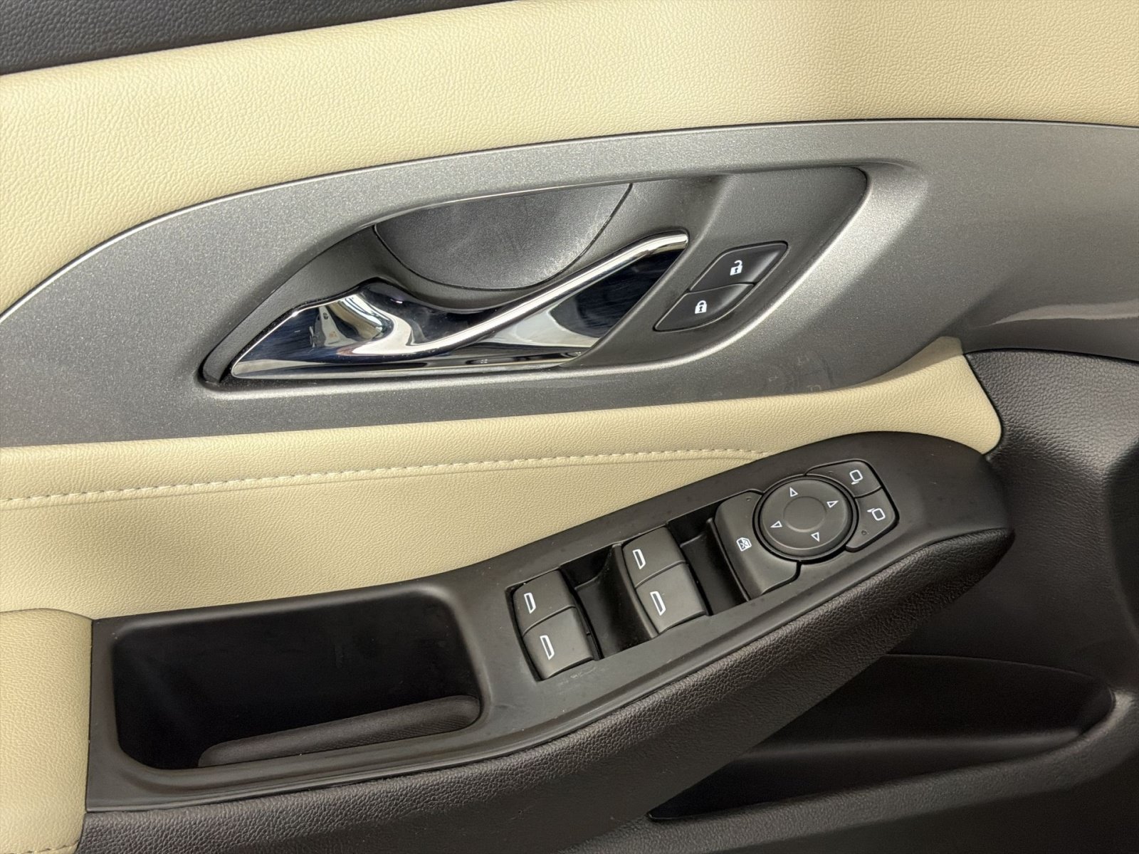 Used 2023 Chevrolet Traverse LS FWD image 15