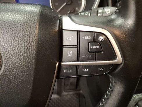 Used 2023 Toyota Highlander XLE AWD/4WD image 22