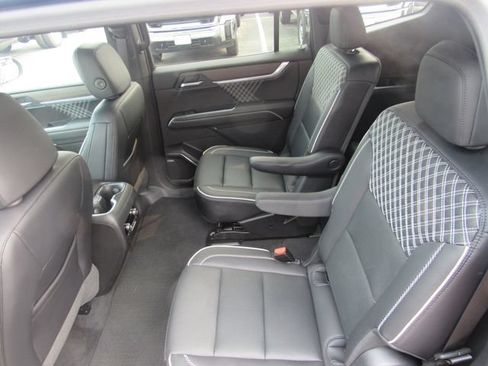Used 2025 GMC Acadia Denali w/ LPO, All-Weather Package AWD/4WD image 21