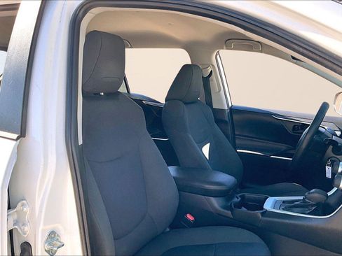 Used 2019 Toyota RAV4 LE image 7