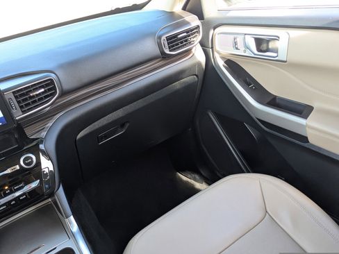 Used 2024 Ford Explorer Limited image 19