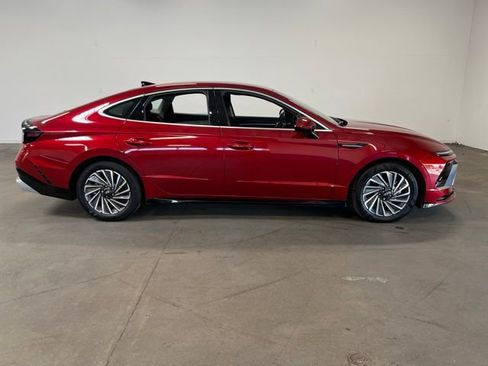 Used 2025 Hyundai Sonata SEL FWD image 2