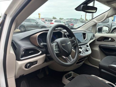 Used 2017 Chrysler Pacifica Touring w/ Tire & Wheel Group FWD image 15