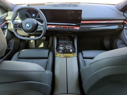 Used 2026 BMW i5 eDrive40 w/ Premium Package RWD image 34