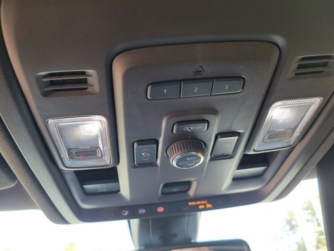 Used 2022 GMC Yukon XL SLT w/ SLT Premium Package image 16