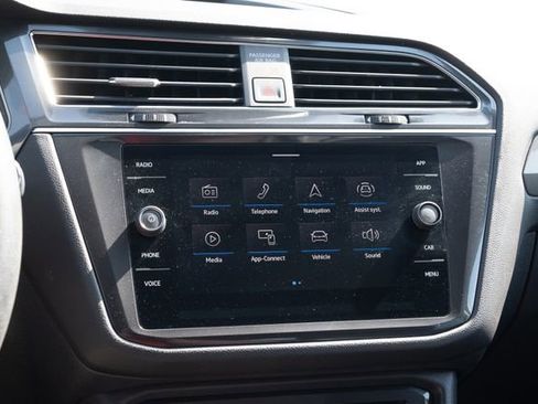 Used 2023 Volkswagen Tiguan SE w/ Panoramic Sunroof Package FWD image 18