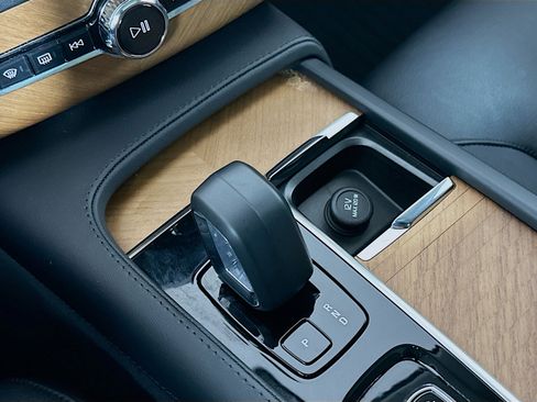 Used 2024 Volvo XC90 B6 Plus image 25