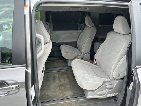 Used 2018 Toyota Sienna LE FWD image 31