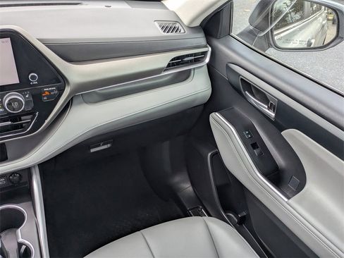 Certified 2023 Toyota Highlander XLE image 19