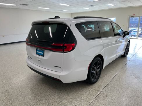 Used 2025 Chrysler Pacifica Limited FWD image 7