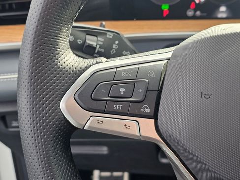 Used 2025 Volkswagen Tiguan SEL R-Line image 27