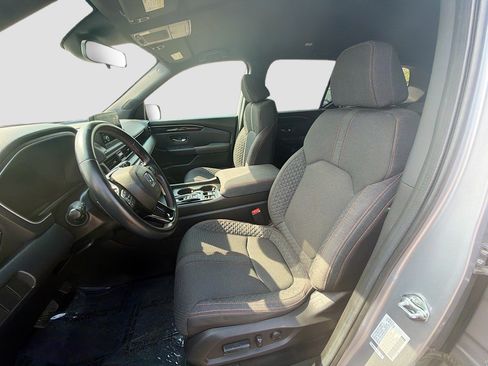 Used 2025 Honda Pilot Sport image 13