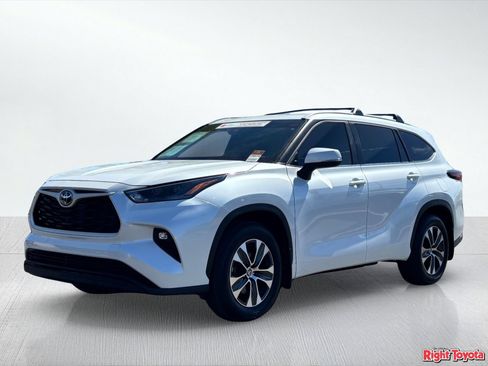 Certified 2025 Toyota Highlander XLE FWD image 2