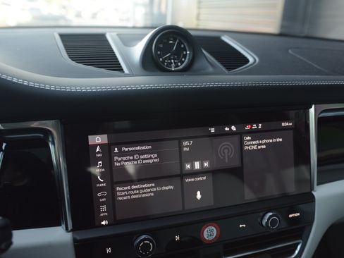 Certified 2026 Porsche Macan AWD/4WD image 22
