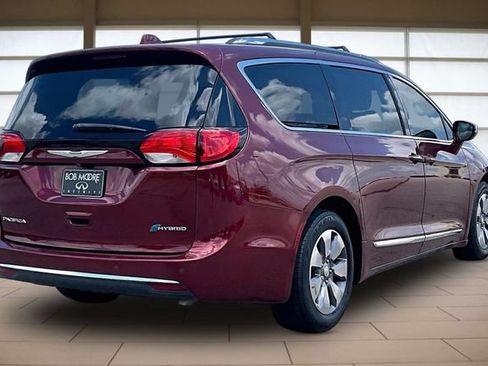 Used 2018 Chrysler Pacifica Limited FWD image 2