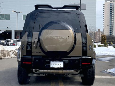 New 2026 Land Rover Defender 110 X-Dynamic SE image 4