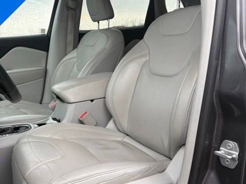 Used 2019 Jeep Cherokee Limited image 12