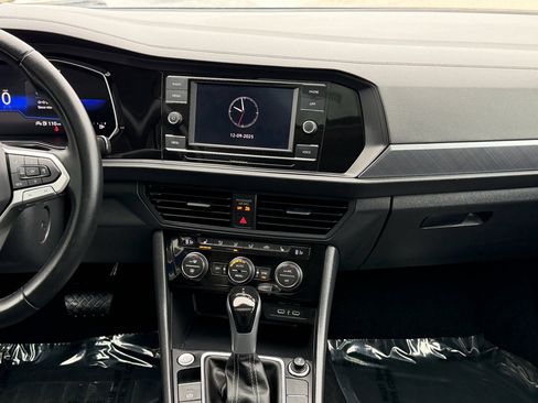 Used 2024 Volkswagen Jetta SE image 17