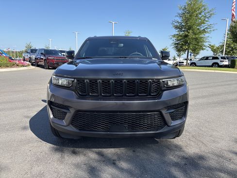 Used 2023 Jeep Grand Cherokee Altitude AWD/4WD image 3