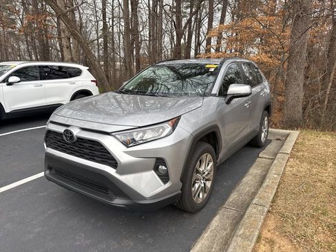 Used 2019 Toyota RAV4 XLE Premium image 12