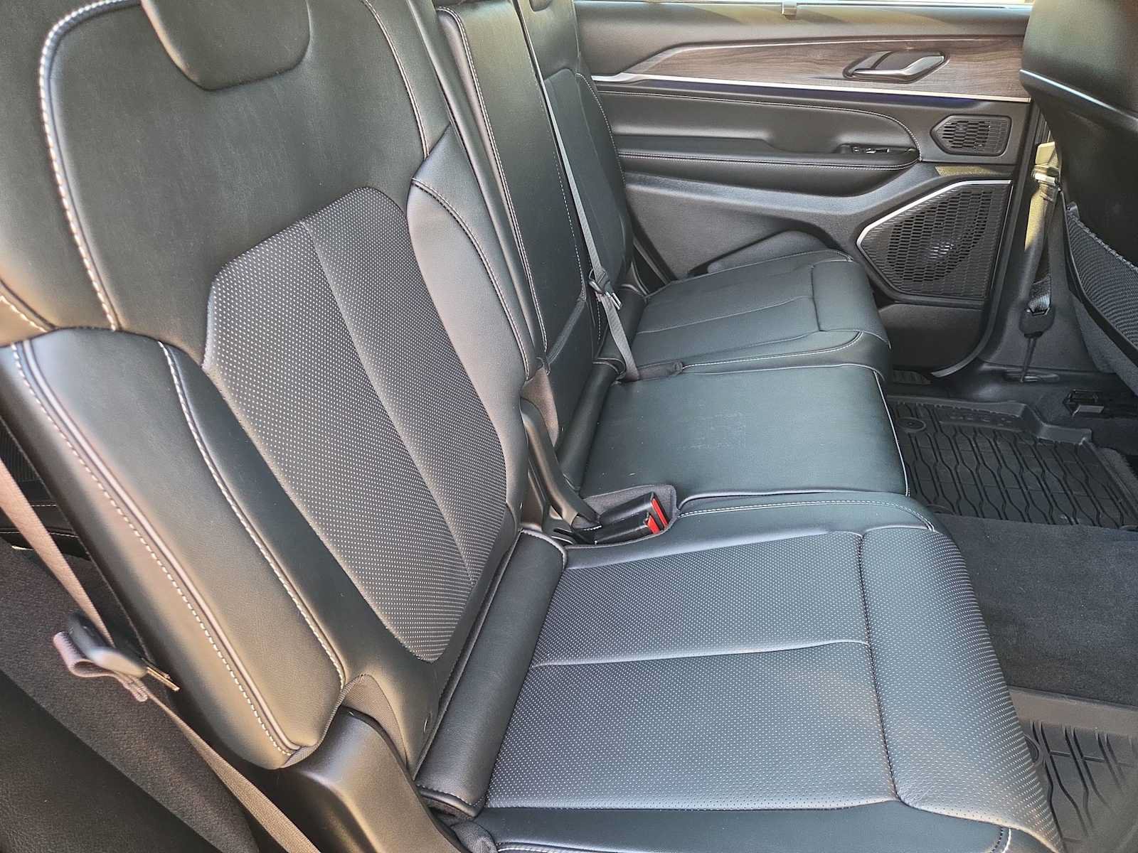 Used 2024 Jeep Grand Cherokee L Overland w/ Advanced Protech Group III AWD/4WD image 22