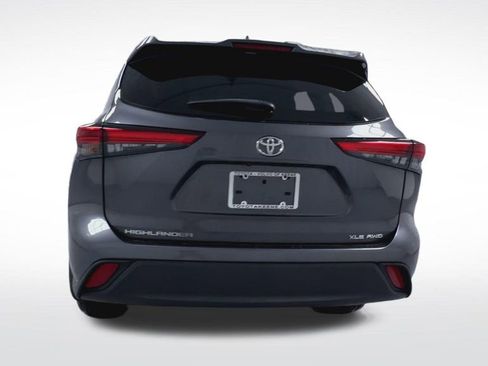 Used 2022 Toyota Highlander XLE AWD/4WD image 25
