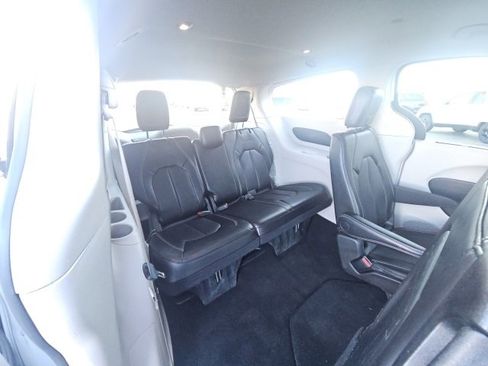 Used 2024 Chrysler Pacifica Touring-L image 16