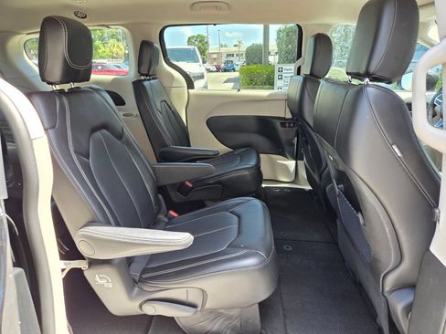 Used 2024 Chrysler Pacifica Touring-L FWD image 19