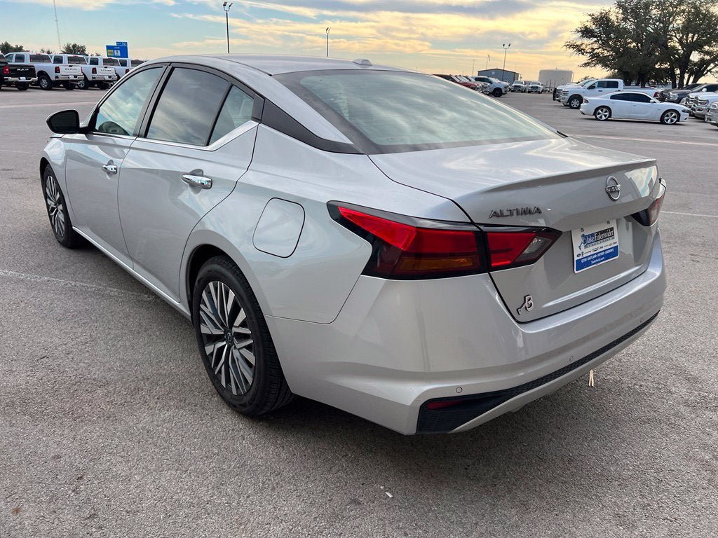 Used 2024 Nissan Altima 2.5 SV FWD image 3