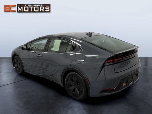 Used 2023 Toyota Prius LE FWD image 5