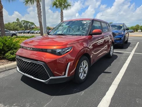 Certified 2023 Kia Soul LX w/ LX Technology Package FWD image 4