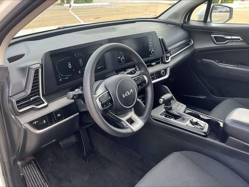 Used 2023 Kia Sportage LX image 2