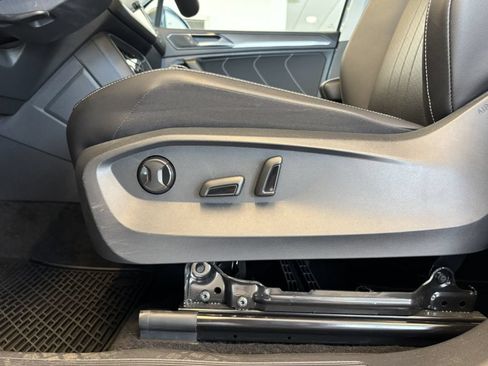 Used 2023 Volkswagen Tiguan SE FWD image 17