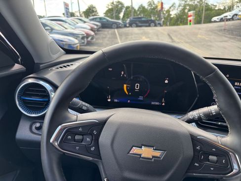 Used 2025 Chevrolet Trax LT w/ LT Convenience Package FWD image 33