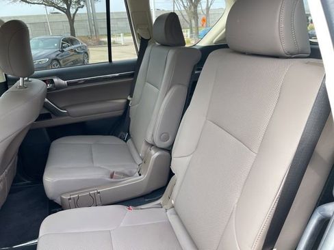 Used 2023 Lexus GX 460 Premium w/ Accessory Package image 8