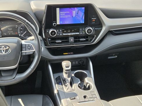 Used 2025 Toyota Highlander XLE FWD image 17