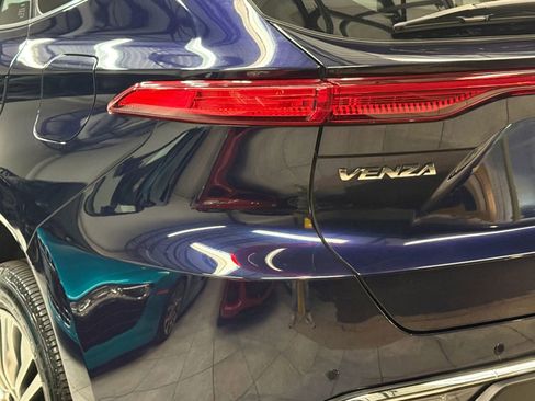 Used 2022 Toyota Venza XLE image 12