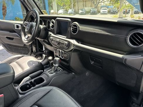 Used 2019 Jeep Wrangler Unlimited Sahara image 28