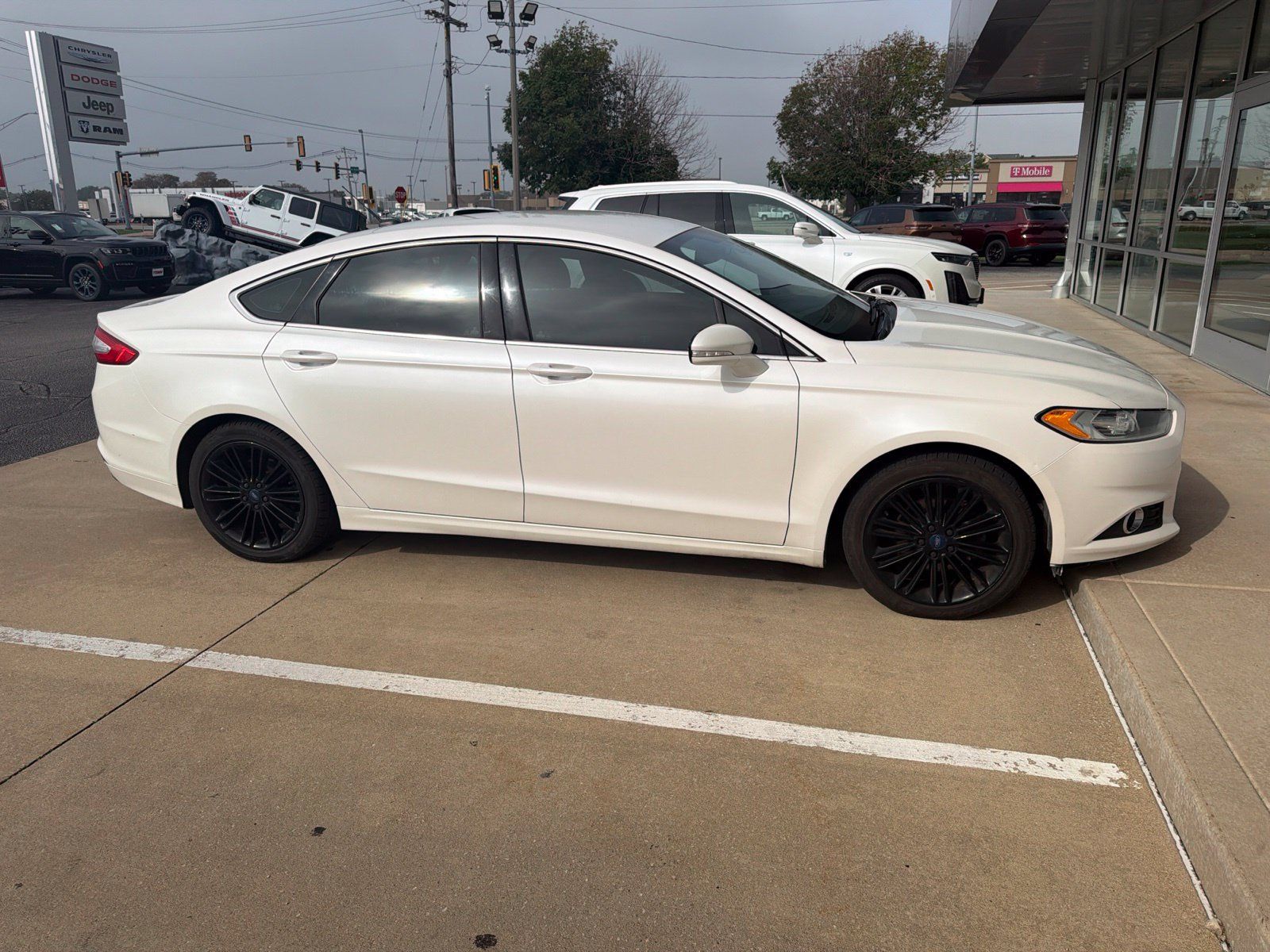 Used 2014 Ford Fusion SE w/ Equipment Group 202A FWD image 2
