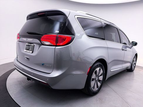 Used 2020 Chrysler Pacifica Limited w/ Advanced Safetytec Group FWD image 16