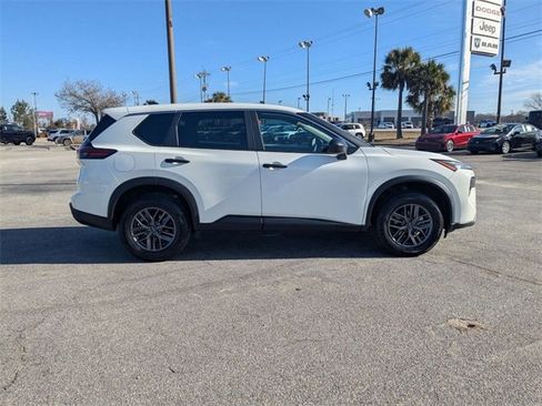 Used 2024 Nissan Rogue S image 9