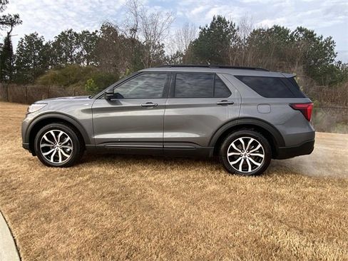 Used 2025 Ford Explorer ST-Line w/ Premium Package image 8