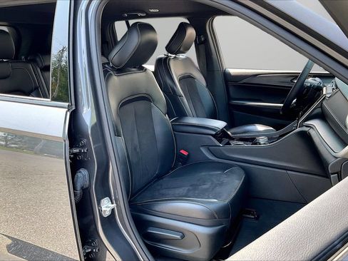 Certified 2023 Jeep Grand Cherokee Altitude AWD/4WD image 23