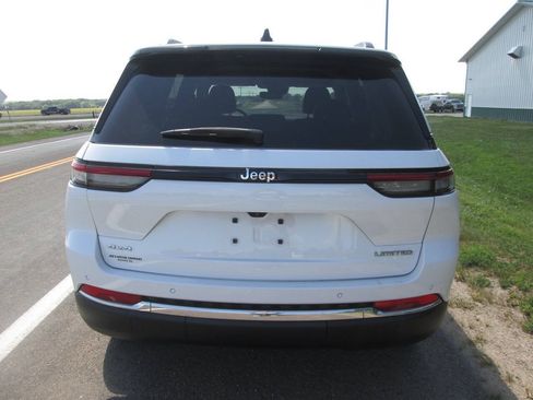 Used 2023 Jeep Grand Cherokee Limited w/ Trailer Tow Prep Group (B) AWD/4WD image 5