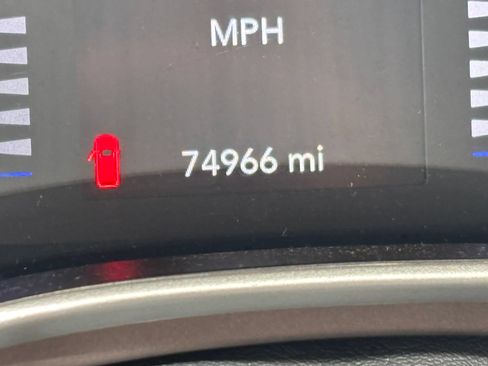 Used 2023 Chrysler Voyager LX FWD image 18